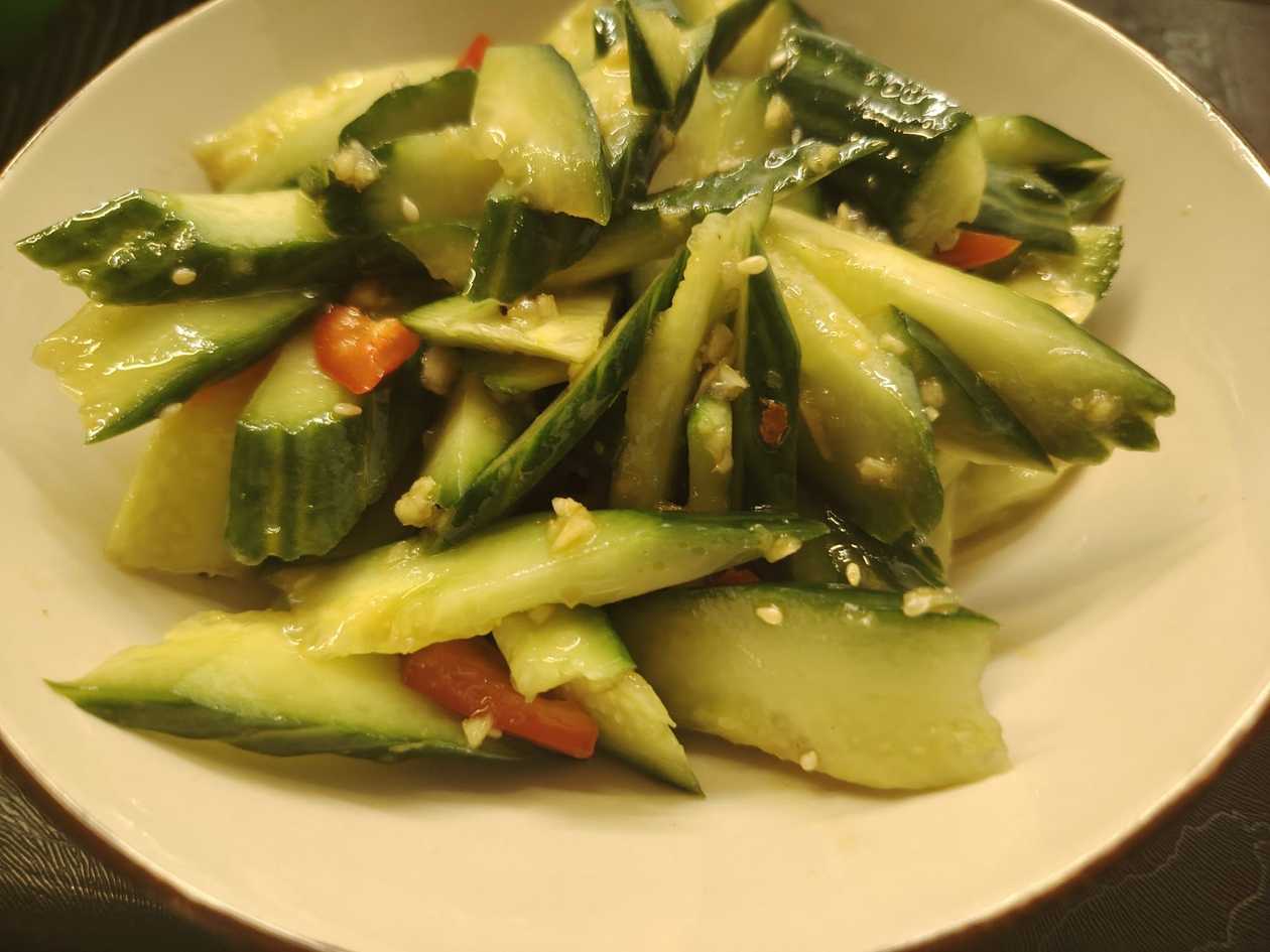 Salată de Castraveți cu Usturoi