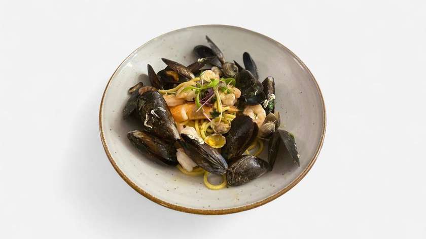 Domáce štvorcové špagety s morskými plodmi