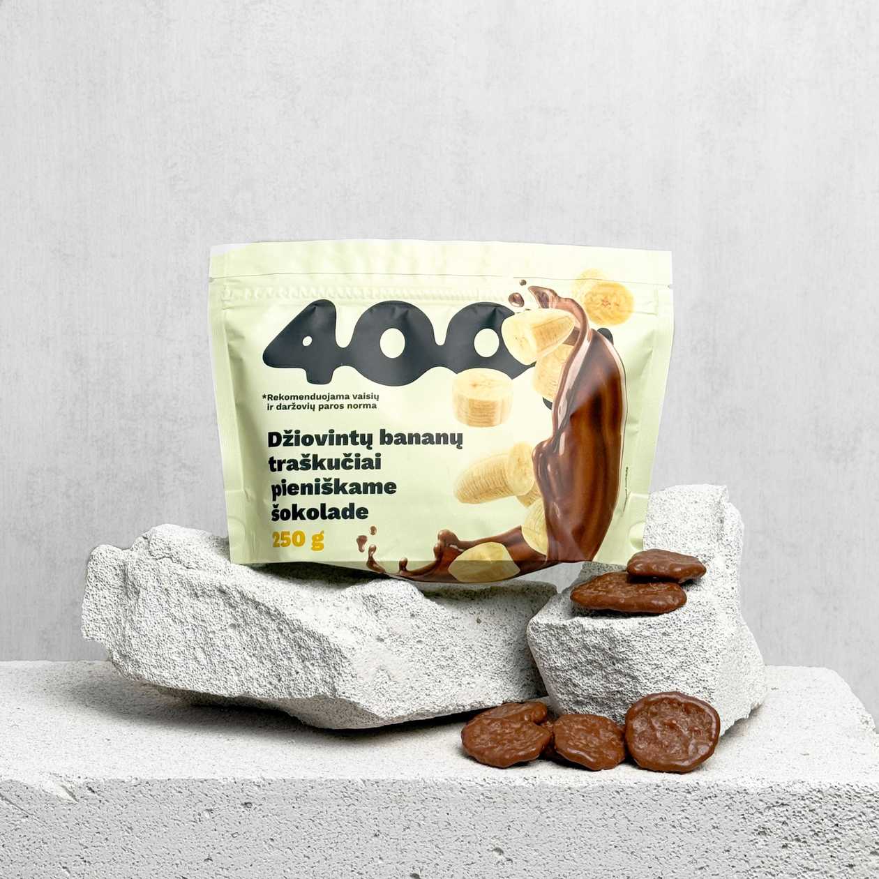 400g* džiovintų bananų traškučiai pieniškame šokolade (250g)