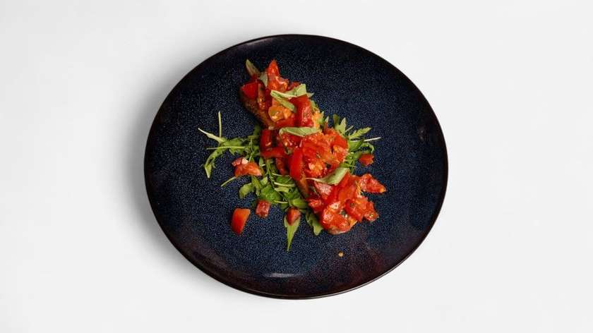 Brusketa s čerstvými paradajkami a bazalkou