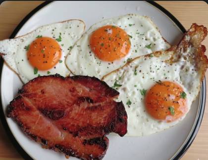 Fried eggs with ham