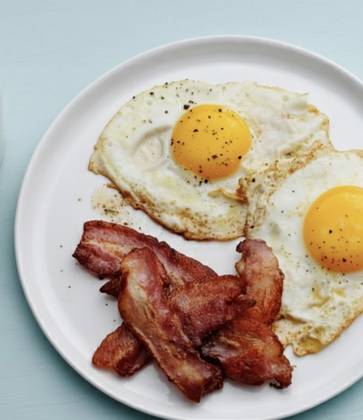 Fried eggs with bacon