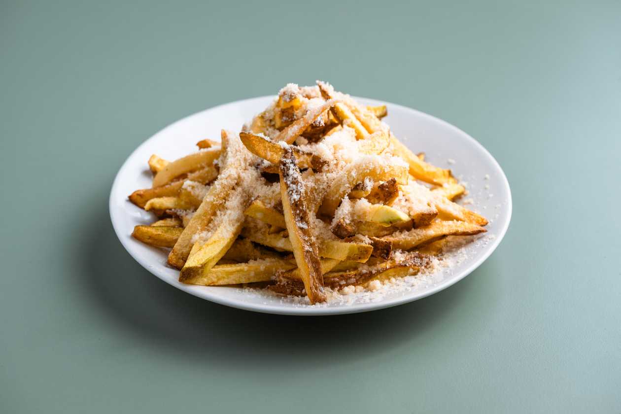 Cartofi Prăjiți cu Parmezan și Usturoi