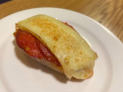 Tapas with chorizo, tomatoes and Brie cheese