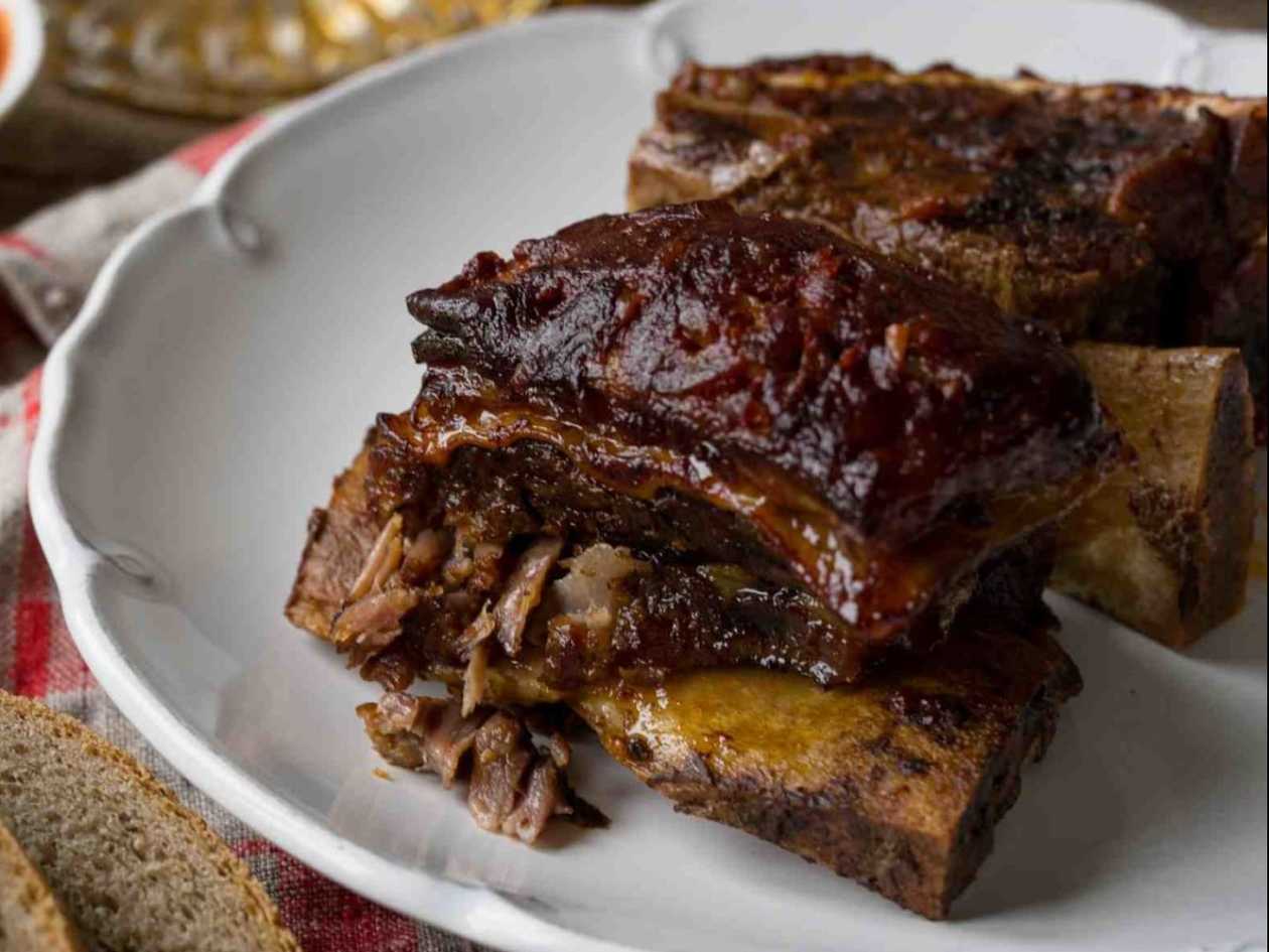 350g Grilovaná vepřová žebra, pečivo(hořčice, křen)