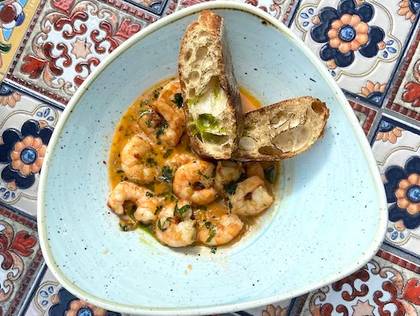 Shrimps in tomato-garlic sauce