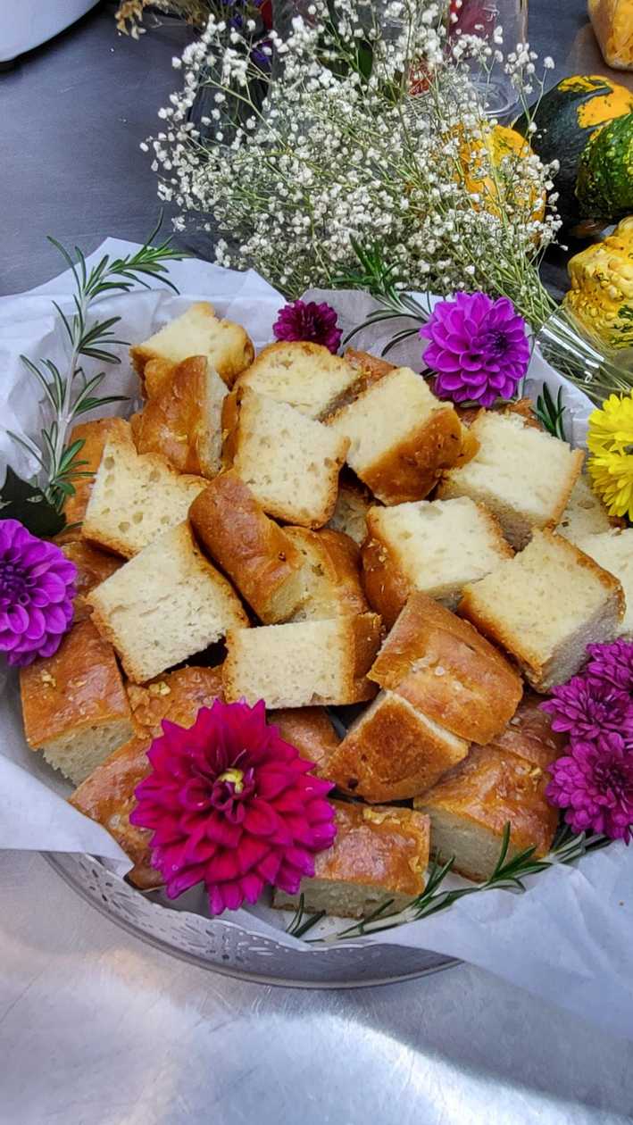 Focaccia proaspătă cu usturoi si ulei de masline