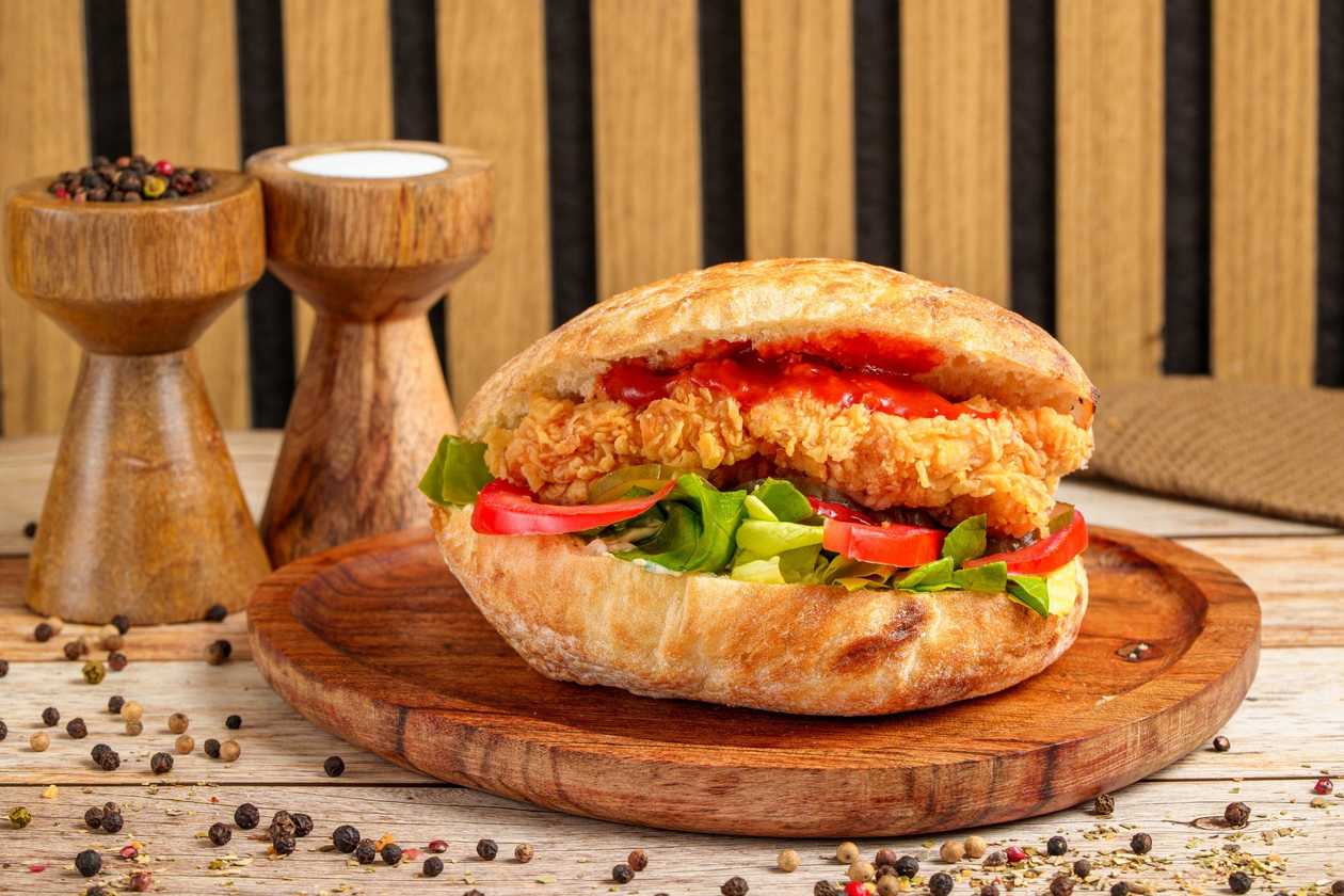 Sandwich Mr. Crispy cu Brânză Cheddar