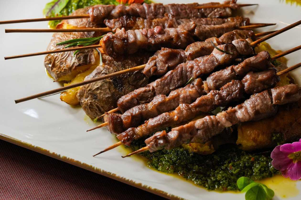 FRIGARUI DE BERBECUTR CU CARTOFI ZDROBITI SI SOS CHIMICHURRI