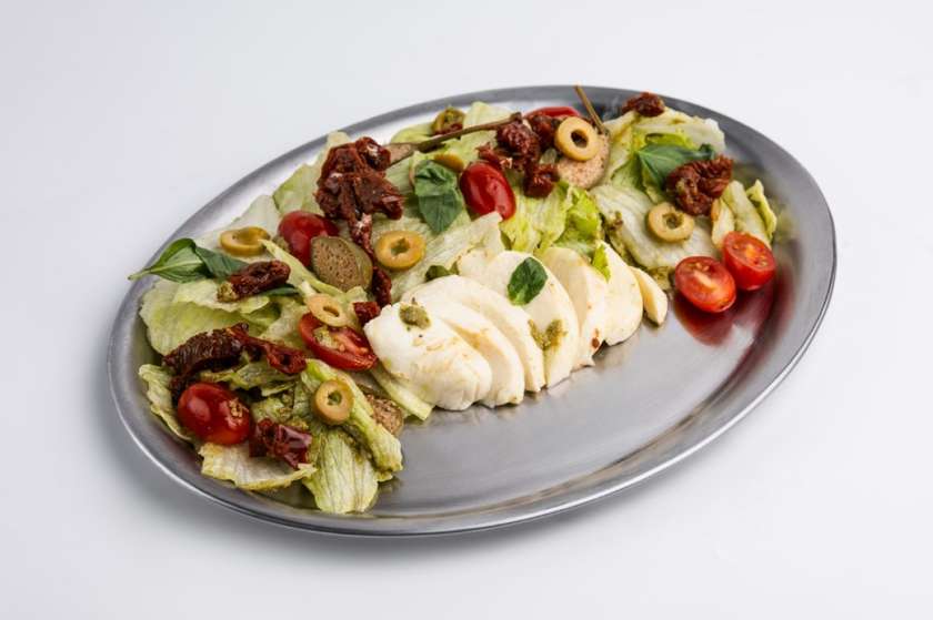 Sałatka z mozzarellą, pomidorami i oliwkami