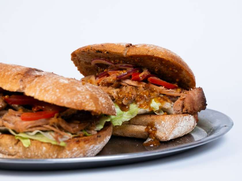 Kanapka „Smoky Brioche” z duszoną wieprzowiną