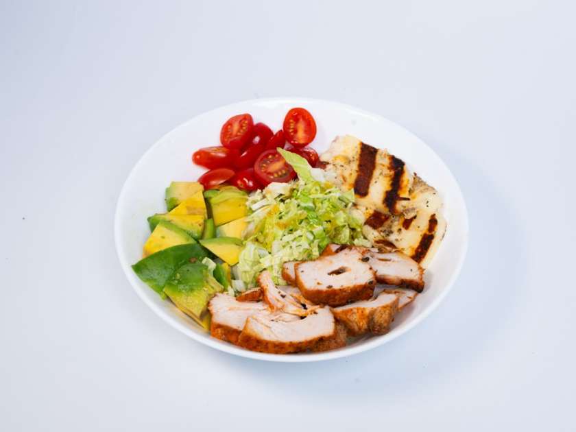 Bowl z kurczakiem i serem Halloumi