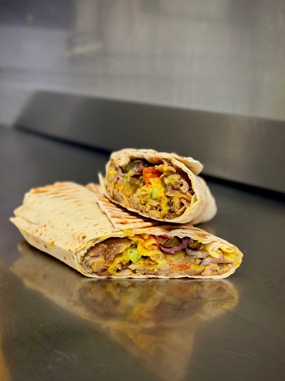 Kebabas lavaše su čederio sūrio padažu