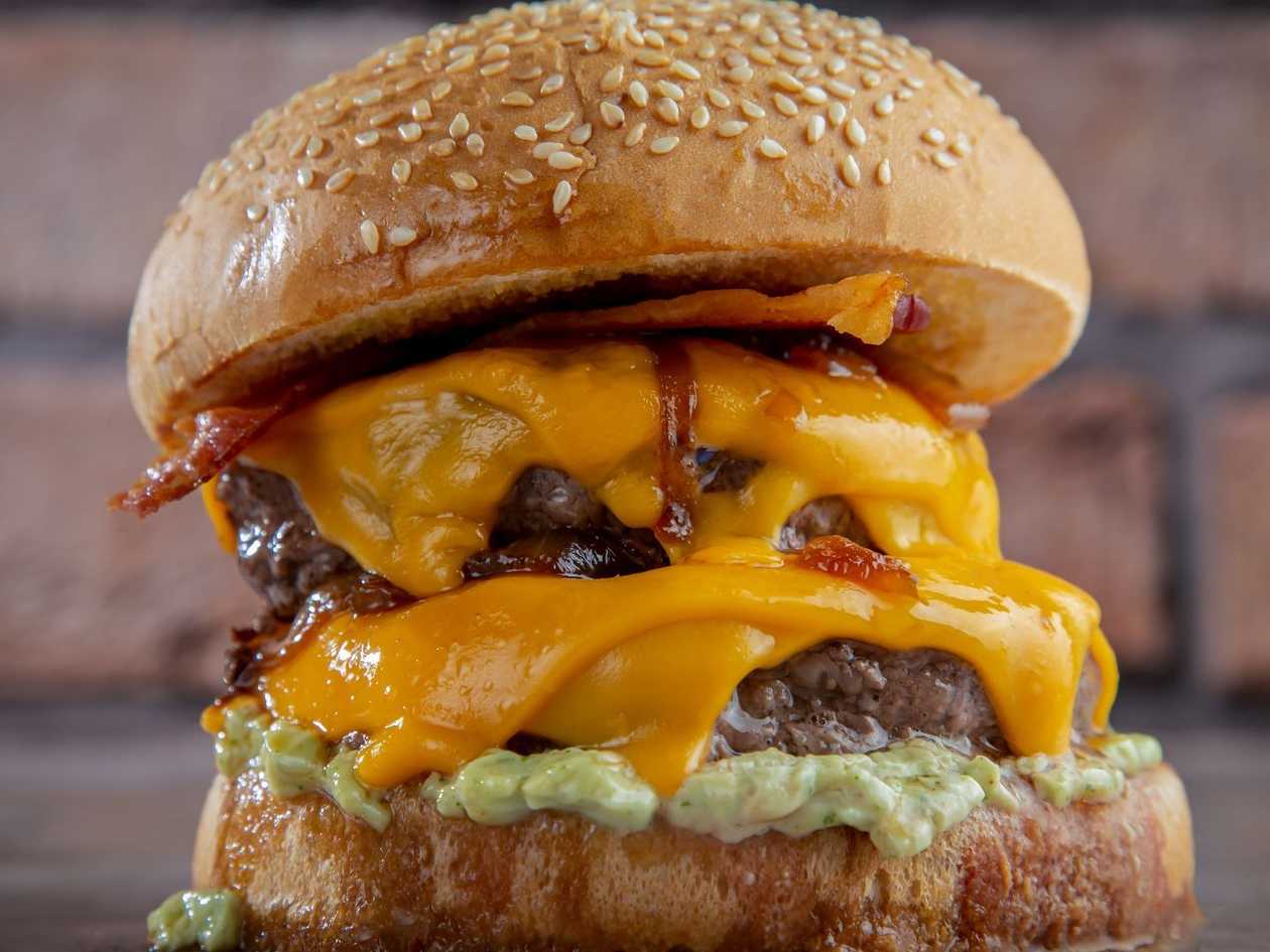 Mexický BBQ Burger, hranolky