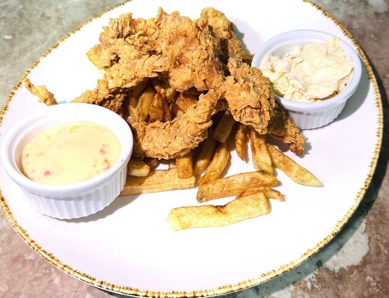 Crispy Strips cu cartofi prajiti acompaniat de sosul casei