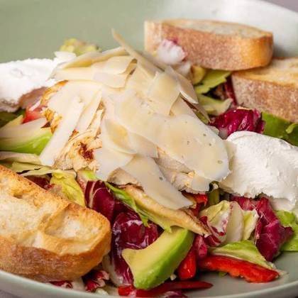 Salata cu Pui Copt si Crema de Branza