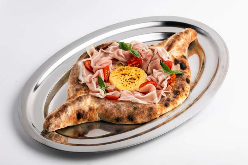 Chaczapuri-pizza z prosciutto i camembertem