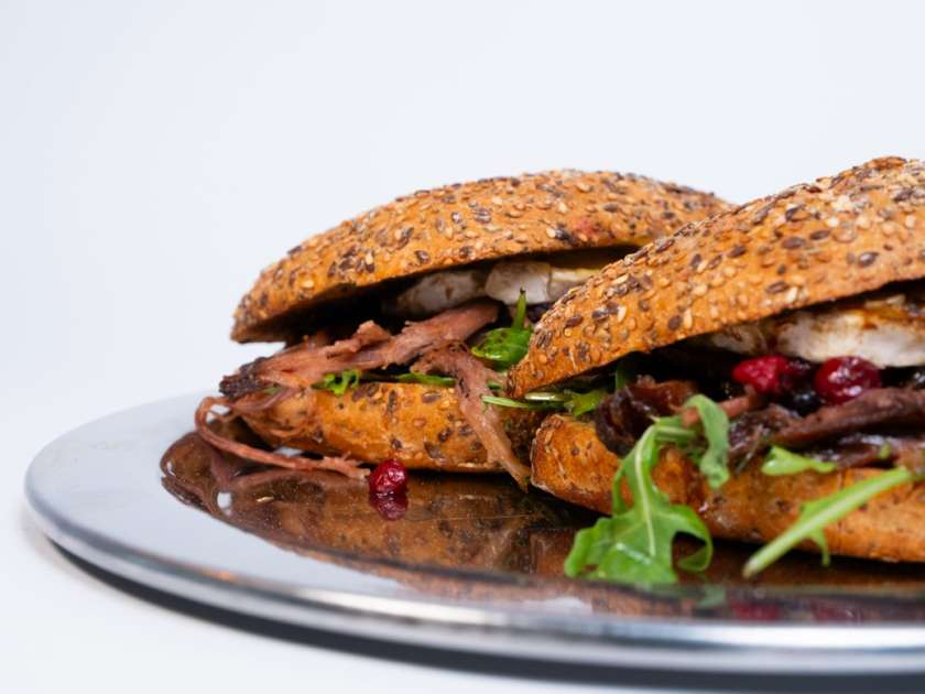 Kanapka „Smoky Brioche” z duszoną wołowiną