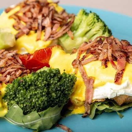 Oua Posate cu Broccoli Brezet in Unt si Bacon Crocant