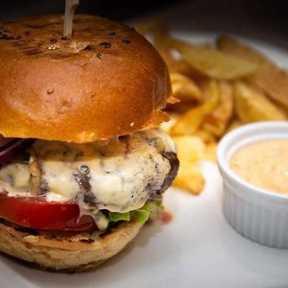 Blue Burger Black Angus cu Cartofi Prajiti