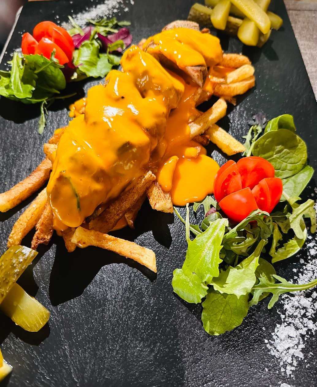 Muschiulet de Porc cu sos cheddar ,cartofi prajiti si castraveti murati