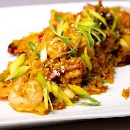 Orez Prajit cu Pui, Bacon, Chorizo si Creveti