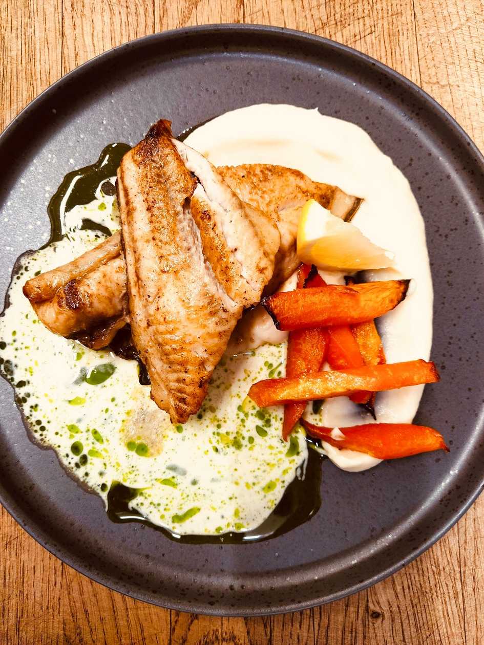 Angersäga juursellerikreemi, rosmariini-veinikastme ja röstitud porgandiga