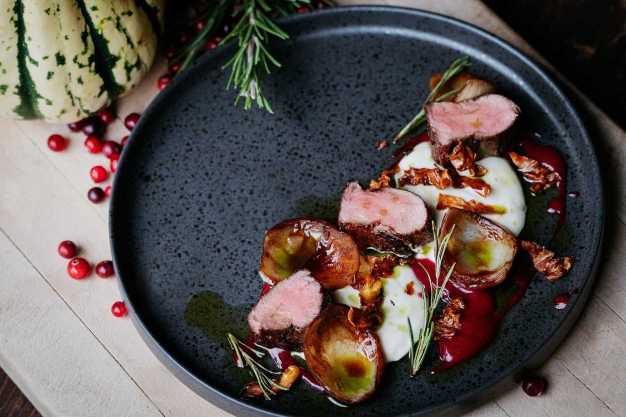 Hirve ristluu juursellerikreemi, jõhvikakastme ja põletatud sibulaga