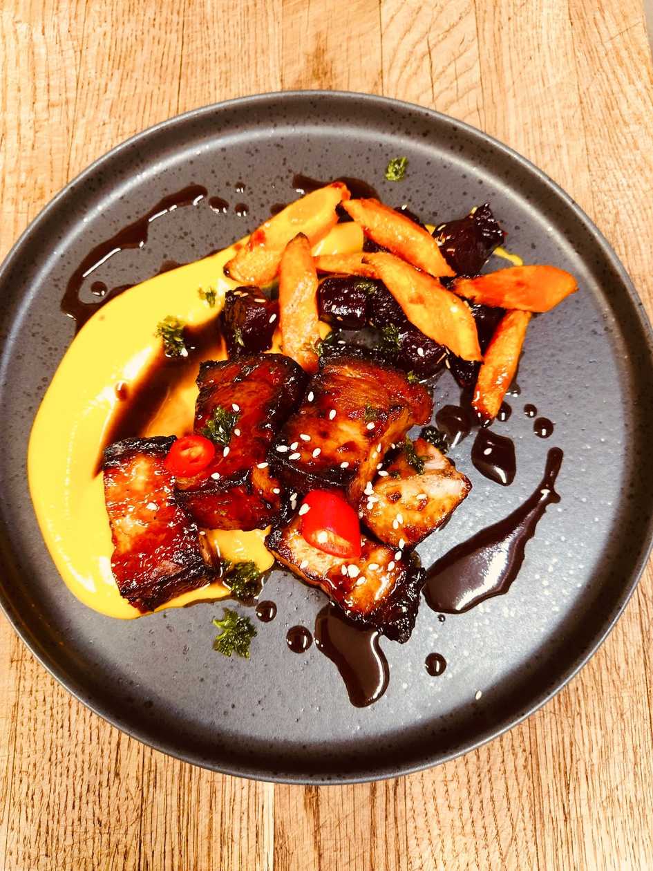 Seaküljeliha Burnt ends bataadikreemi ja röstitud aedviljadega