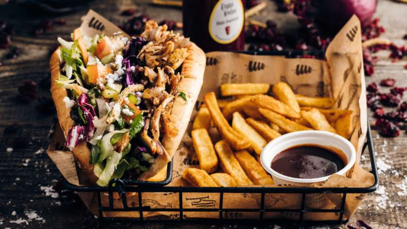 Duża bułka „Kurlewna Śnieżka na ostro”, frytki 200g, sos, lemoniada