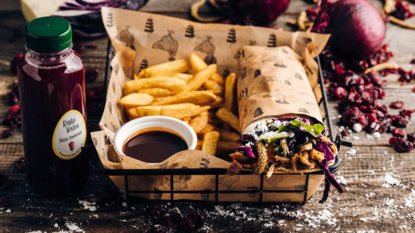 Lawasz „Kurlewna Śnieżka na ostro", frytki 200g, sos, lemoniada