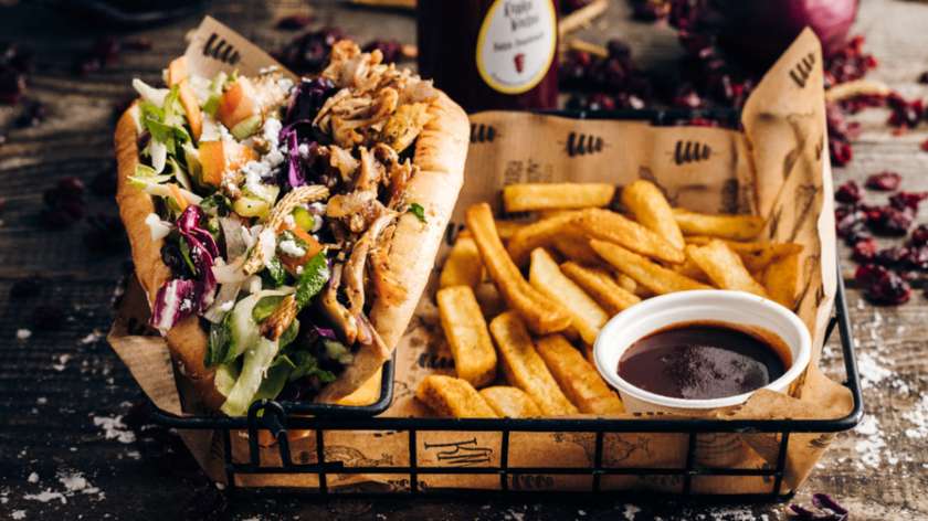 Bułka „Kurlewna Śnieżka na ostro”, frytki 200g, sos, lemoniada