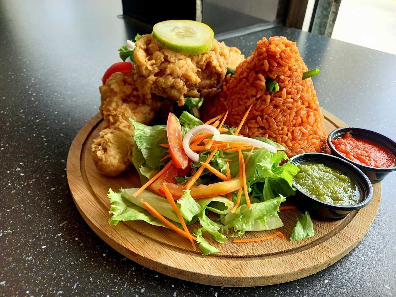 Jollof Rice with Fried chicken (2pcs) & FREE COKE