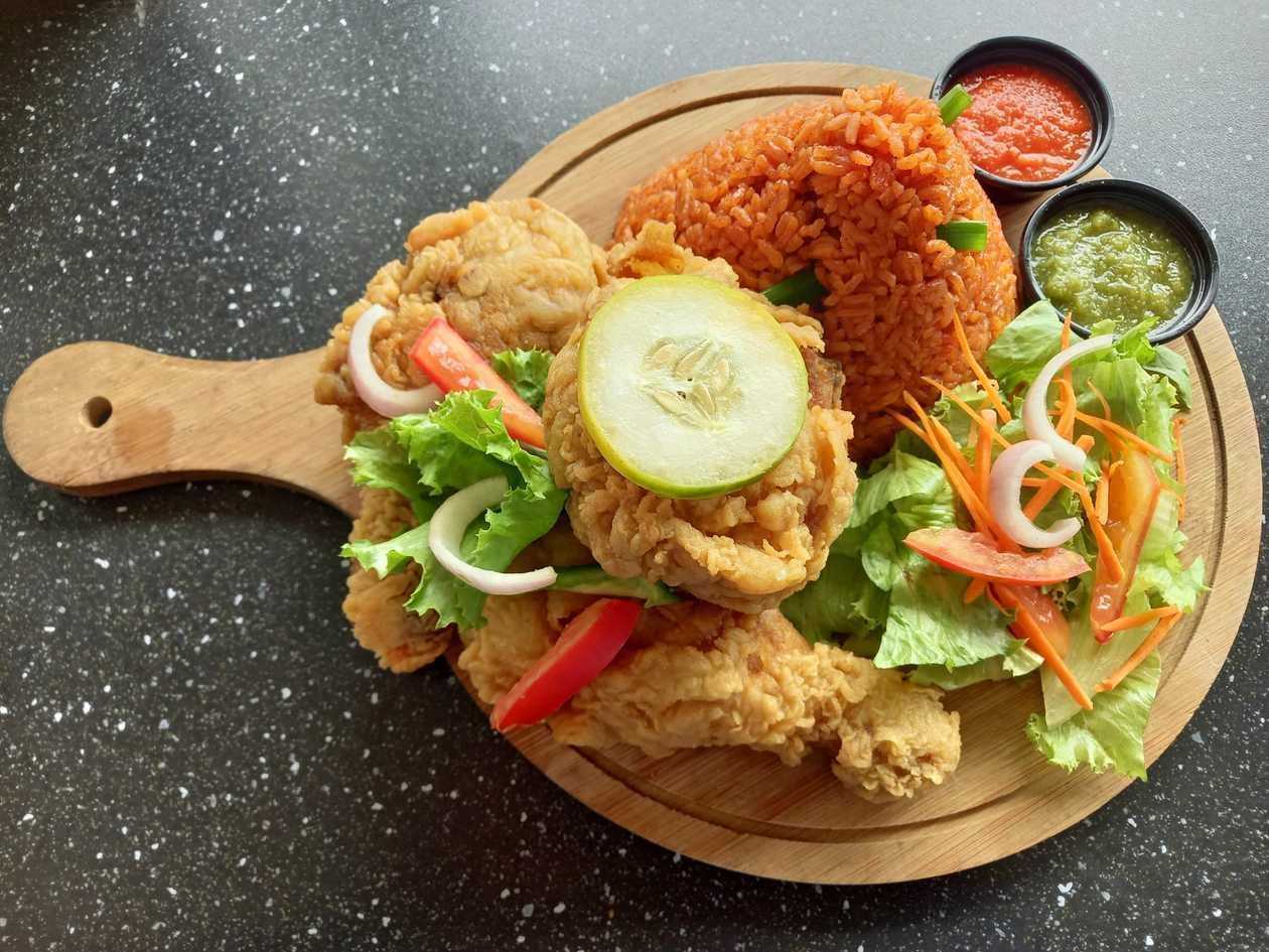 Jollof Rice with Fried chicken (1pcs) & FREE COKE