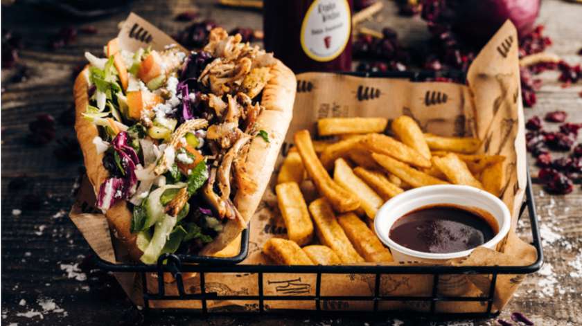 Bułka „Kurlewna Śnieżka łagodna”, frytki 200g, sos, lemoniada