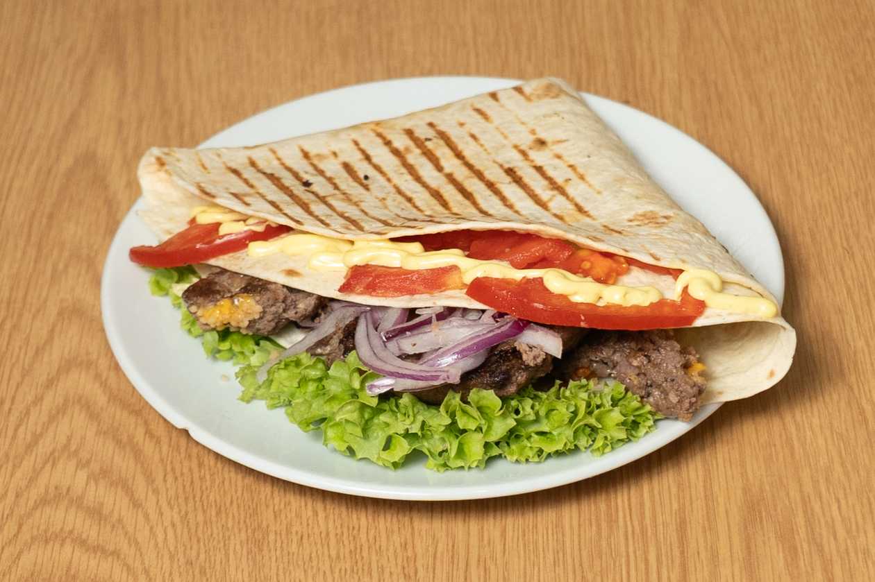 Quesadilla with Beef Smash and Curry Mango