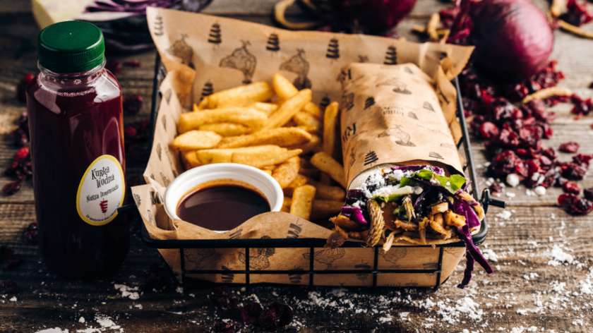 Duży lawasz „Kurlewna Śnieżka na ostro", frytki 200g, sos, lemoniada