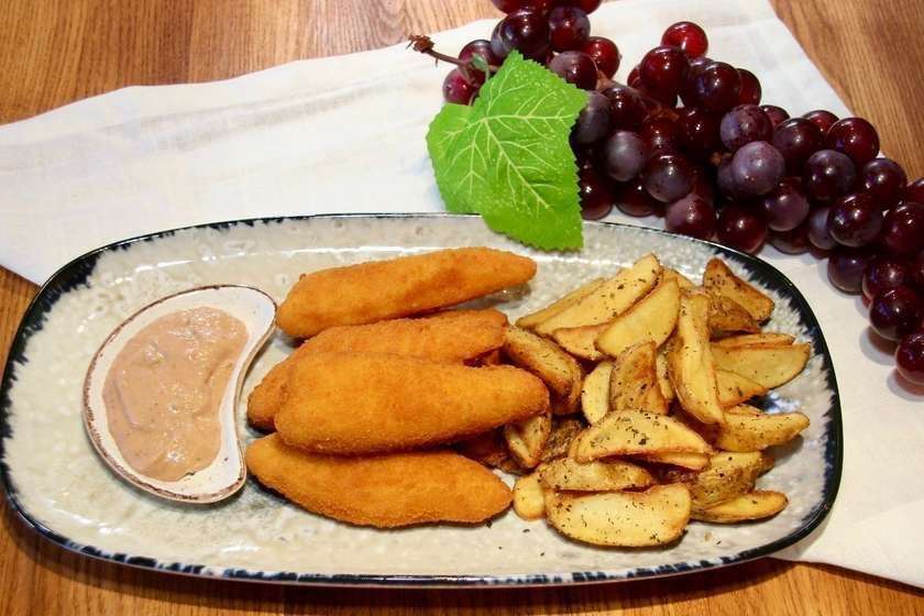 Crispy strips cu cartofi prajiti si sos