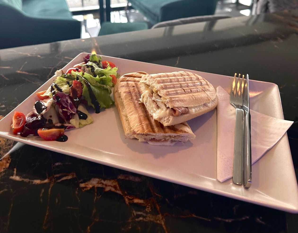 Panini s kuracím mäsom  so syrom a slaninou