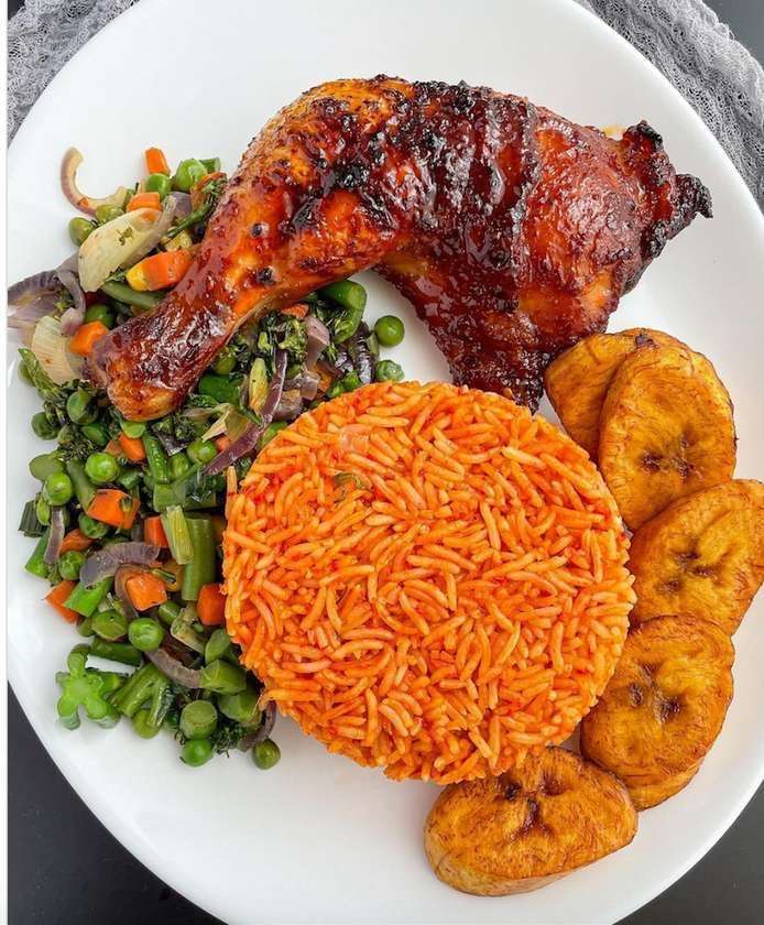 JOLLOF RICE WITH CHICKEN AND PLANTAIN