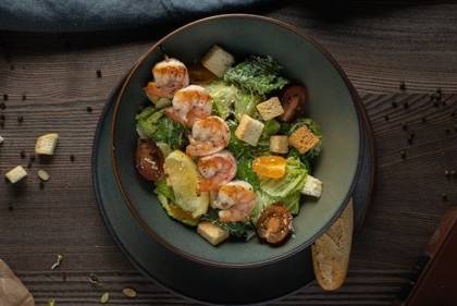 Cezario salotos su grill krevetėmis