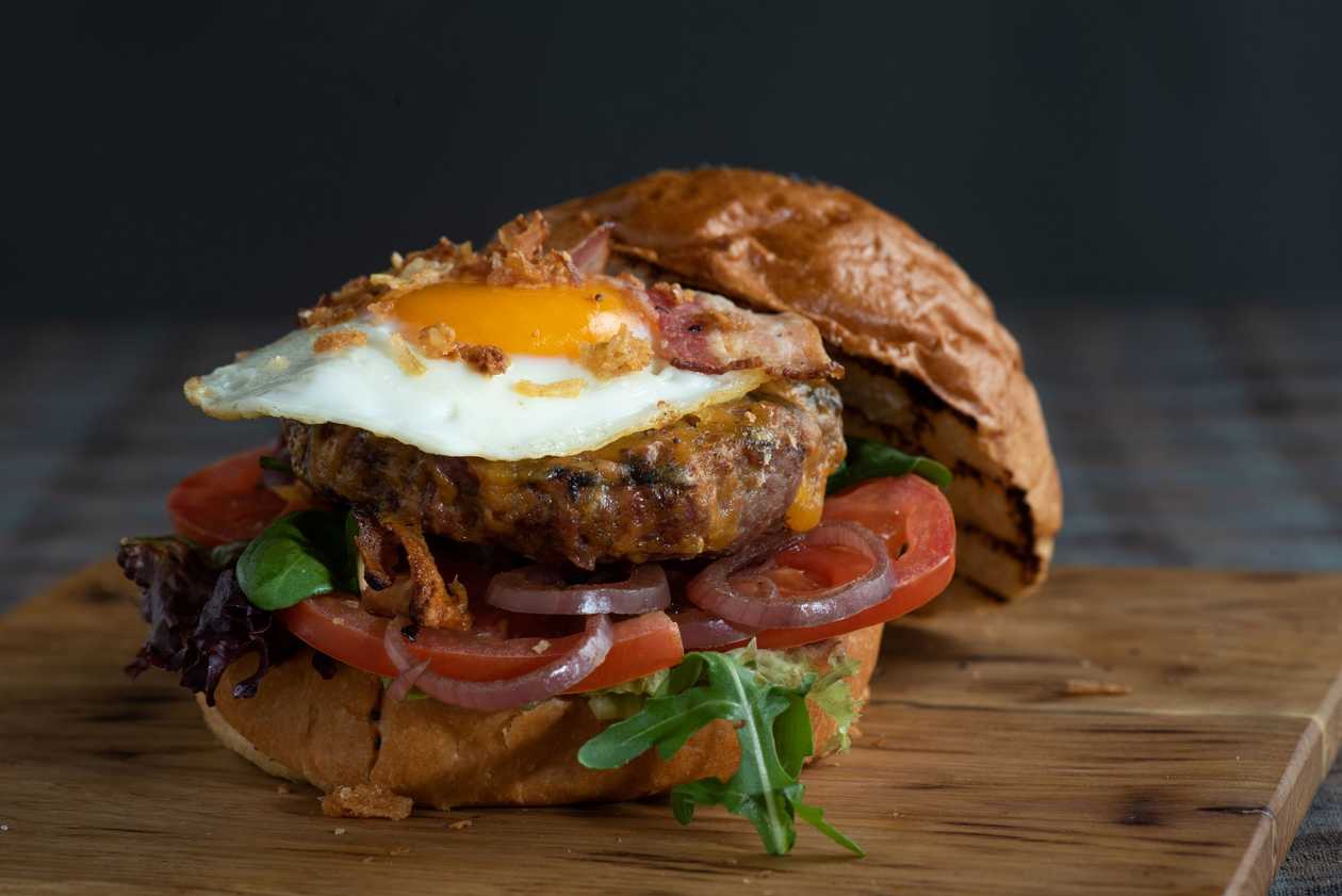 Jautienos su keptu kiaušiniu