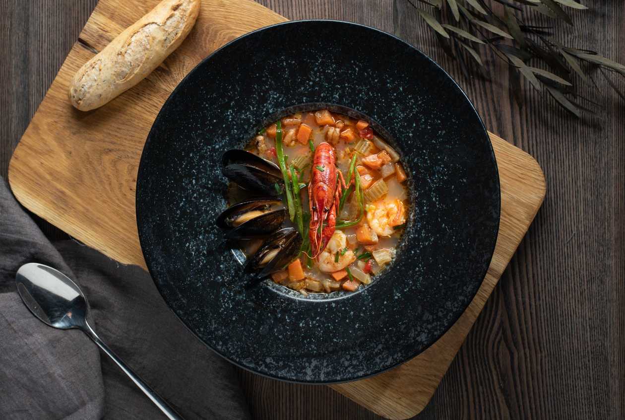 Jūros gėrybių su kokosu pienu ir raudonuoju kariu sriuba