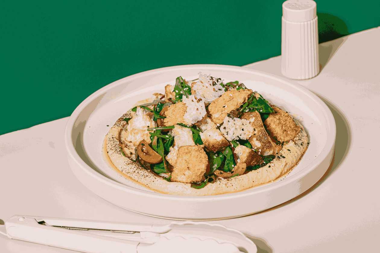 Salata cu Hummus si Pui Crispy 400gr