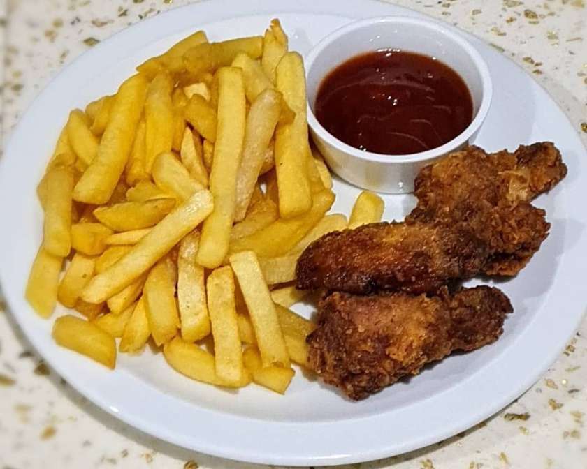 Fries Served with Fried Chicken Wings (3 Pieces)