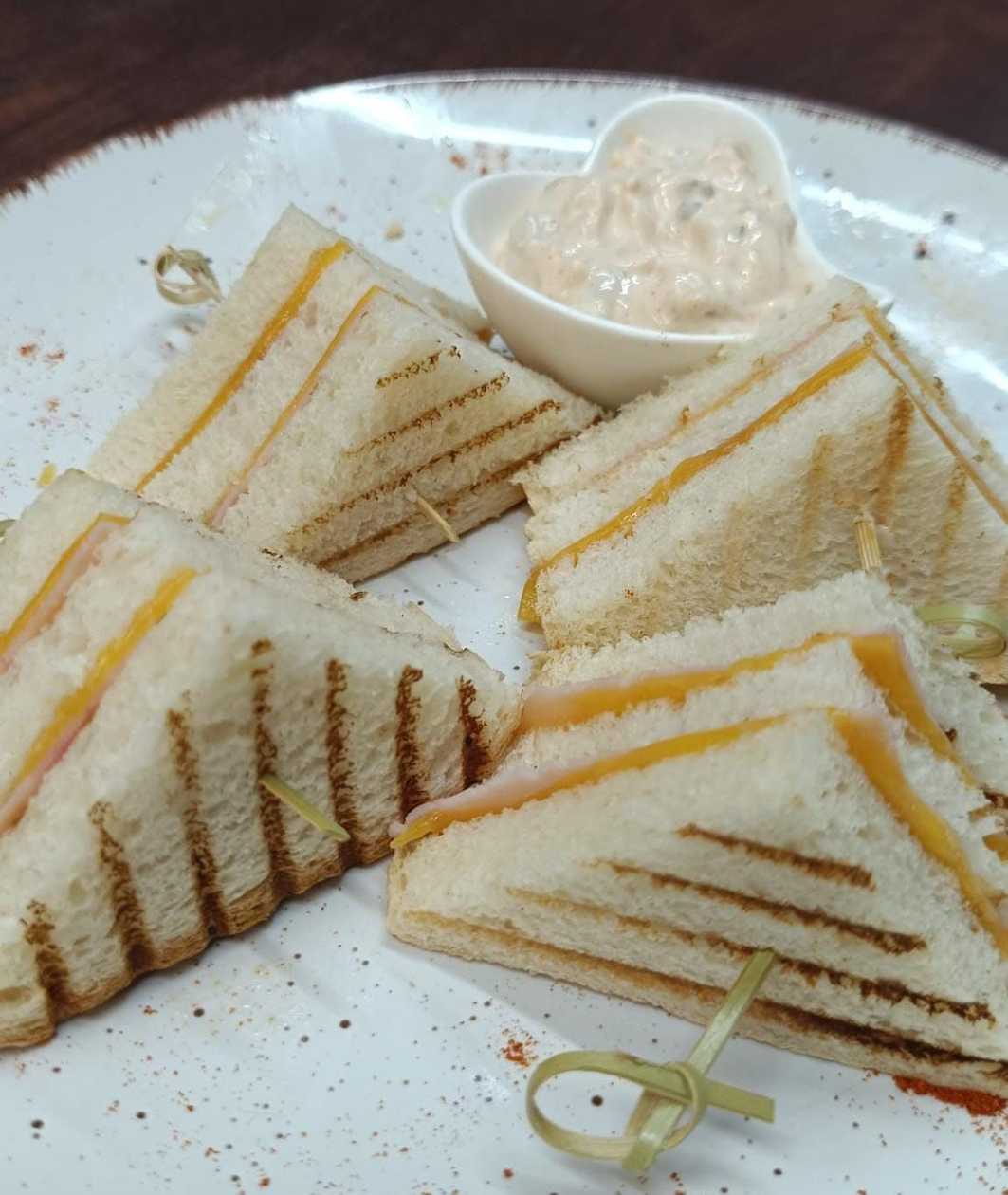 Club Sandwich cu dressing Thousand Island