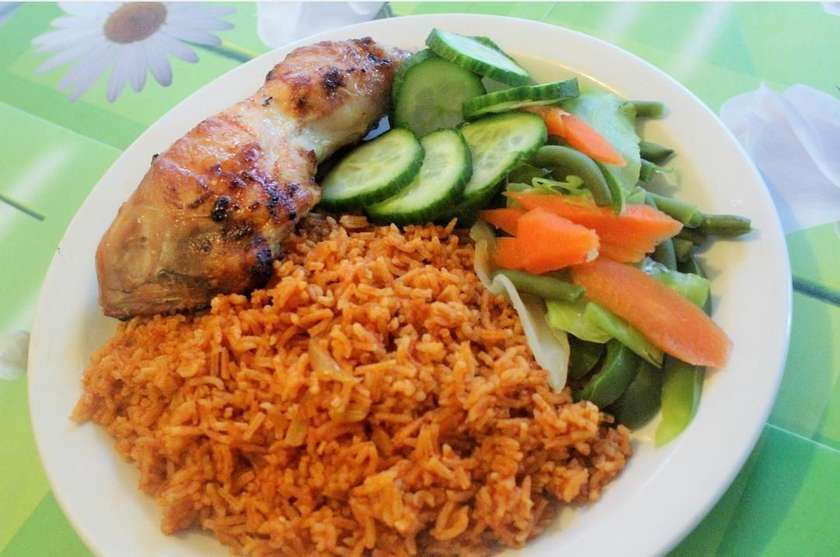 JOLLOF RICE WITH 3PCS OF CHICKENAND PLANTAIN
