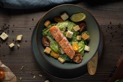 Cezario salotos su grill lašiša