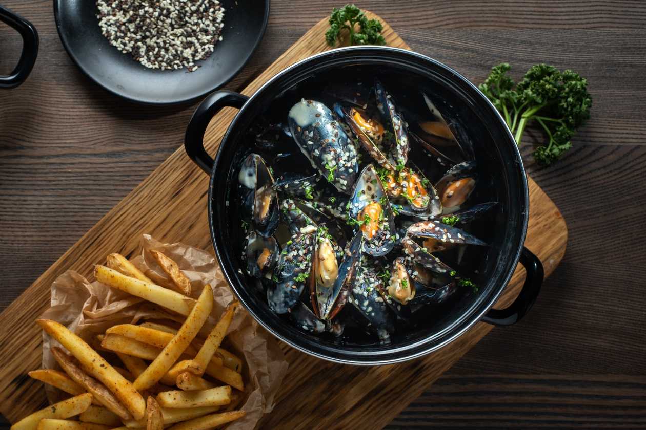 Midijos su baltojo vyno ir grietinėlės padažu