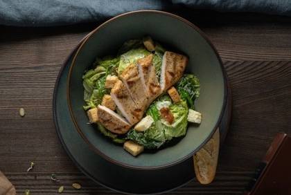 Cezario salotos su grill vištiena